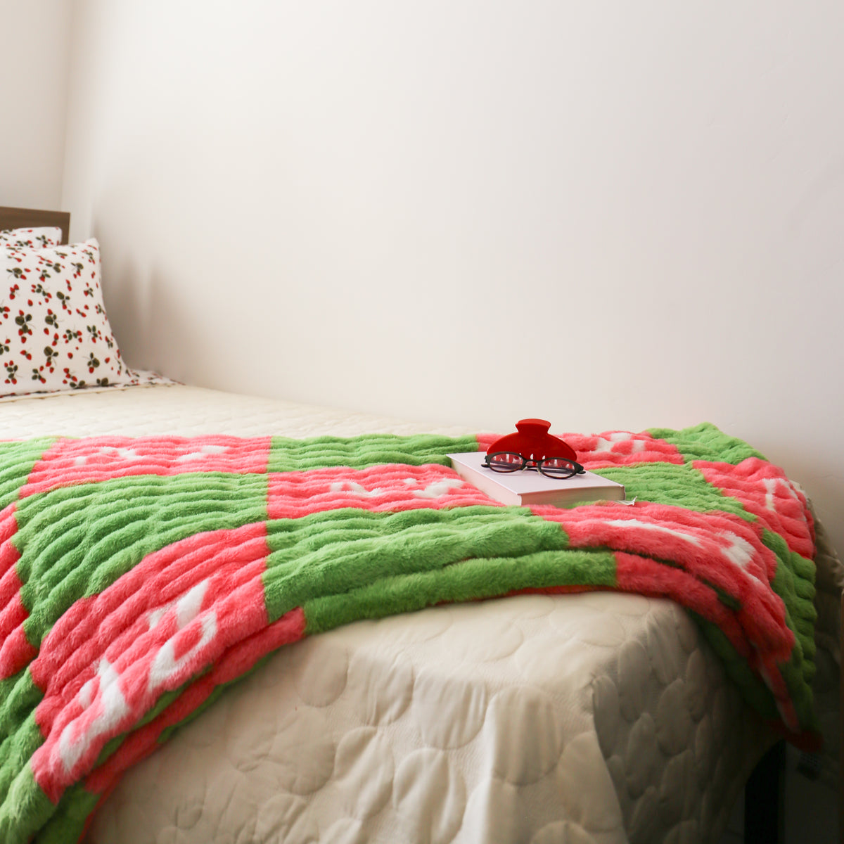 Delta Zeta 50" x 60" Luxury Double-Sided Faux Fur Throw Blanket