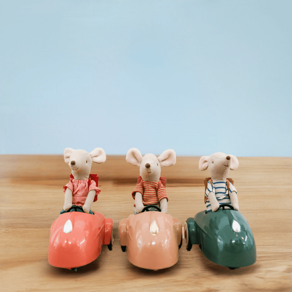 2024-maileg-mouse-coral-car-