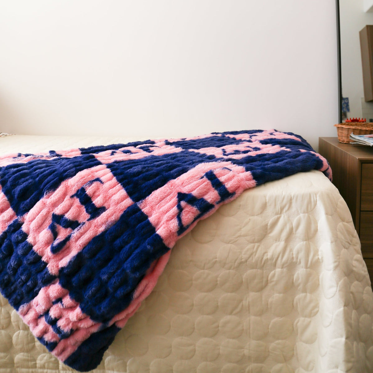 Delta Gamma 50" x 60" Luxury Double-Sided Faux Fur Throw Blanket - Knot and Spool