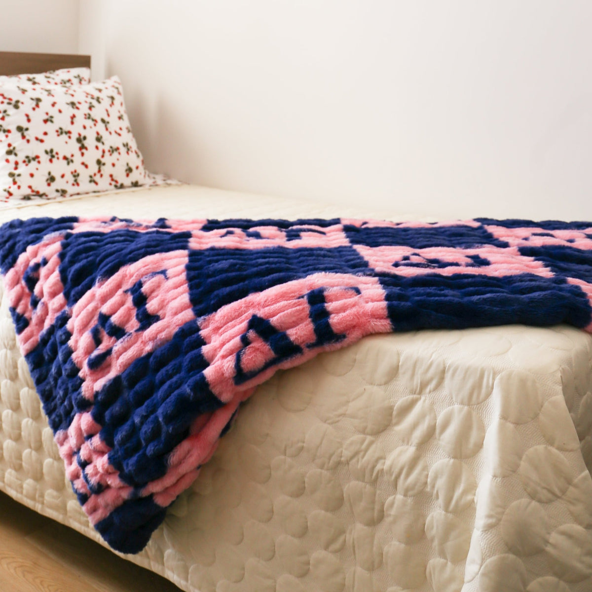 Delta Gamma 50" x 60" Luxury Double-Sided Faux Fur Throw Blanket - Knot and Spool